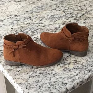 Girls booties size 4